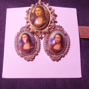 Elegant Gold Mona Lisa Brooch Set
